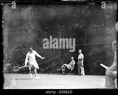 Tennis - Wimbledon Championships - Herreneinzel - erste Runde - Fred Perry gegen M Bainville. M Bainville in Aktion Stockfoto