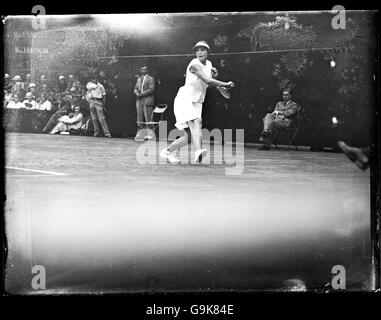 Tennis - Wimbledon Championships - Dameneinzel - Halbfinale - Helen Wills Moody gegen Joan Hartigan. Helen Wills Moody in Aktion Stockfoto