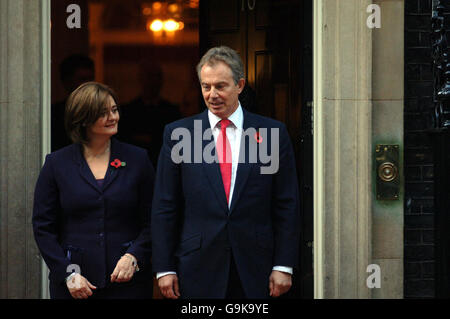 Der britische Premierminister Tony Blair und seine Frau Cherie warten darauf, Königin Rania von Jordanien und König Abdullah II. Bin Al Hussein von Jordanien vor der Downing Street 10 im Zentrum von London zu begrüßen. Stockfoto