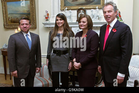 Der britische Premierminister Tony Blair (rechts) und seine Frau Cherie (zweite rechts) begrüßen König Abdullah II. Bin Al Hussein von Jordanien und Königin Rania von Jordanien in der Downing Street 10 in London. Stockfoto