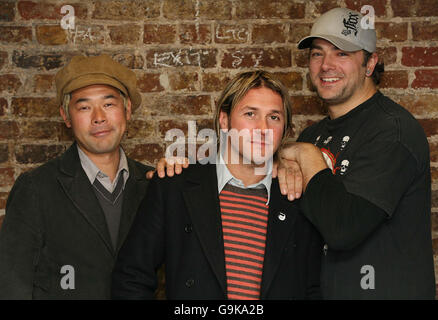 (Von links nach rechts) Taka Hirose, Grant Nicholas und Mark Richardson, von der Band Feeder Backstage im Camden Roundhouse, im Norden Londons. Stockfoto