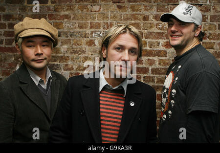 (Von links nach rechts) Taka Hirose, Grant Nicholas und Mark Richardson, von der Band Feeder Backstage im Camden Roundhouse, im Norden Londons. Stockfoto