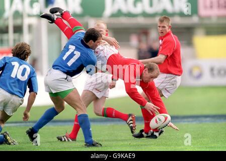 Rugby Union - Lloyds TSB Six Nations Championship - Italien gegen Wales. Gareth Thomas von Wales wird vom italienischen Denis Dallan angegangen. Stockfoto