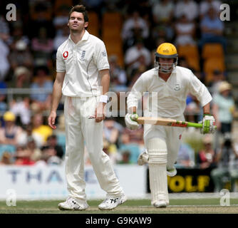 Cricket - Ashes Tour - XI gegen England des australischen Premierministers - Manuka Oval. Der Engländer James Anderson sieht während des Tour-Spiels gegen die XI des Premierministers in Manuka Oval, Canberra, Australien, niedergeschlagen aus. Stockfoto