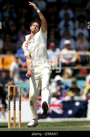 Cricket - Ashes Tour - XI gegen England des australischen Premierministers - Manuka Oval. Englands Sajid Mahmood köpft während des Tour-Spiels gegen das XI des Premierministers in Manuka Oval, Canberra, Australien. Stockfoto