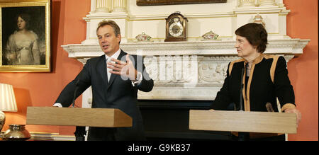 Der britische Premierminister Tony Blair während einer informellen Pressekonferenz mit seiner neuseeländischen Amtskollegin Helen Clark in der Downing Street 10. Stockfoto