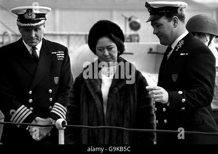 Prinzessin Margaret an Bord des Dido der Royal Navy und beobachtete eine Demonstration von Anti-U-Boot-Mörsern, als sie vier Schiffe der NATO Standing Naval Force Atlantic in den Surry Docks, London besuchte. Stockfoto