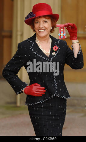 Childline Gründerin und Rundfunkanstalt Esther Rantzen, nachdem sie ihren CBE für junge Menschen vom Prince of Wales im Buckingham Palace gesammelt hatte. Stockfoto