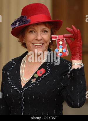 Childline Gründerin und Rundfunkanstalt Esther Rantzen, nachdem sie ihren CBE für junge Menschen vom Prince of Wales im Buckingham Palace gesammelt hatte. Stockfoto