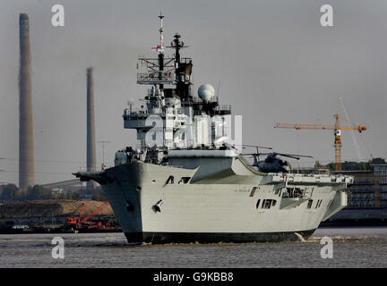 Das Flaggschiff der Royal Navy, HMS Illustrious, dampft an Dartford, Kent, auf der Themse vorbei nach London, um an den Gedenkfeiern teilzunehmen. Stockfoto