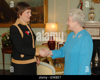 Königin trifft Helen Clark Stockfoto