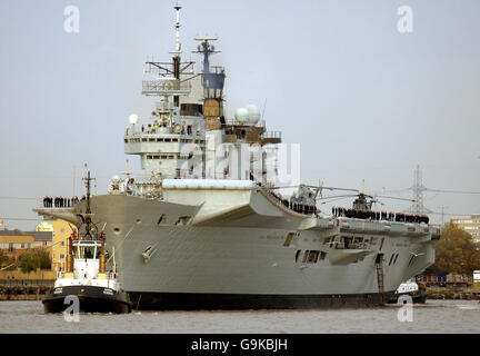 Das Flaggschiff der Royal Navy, HMS Illustrious, fährt die Themse entlang in Richtung Greenwich. Stockfoto