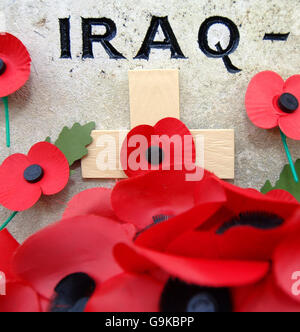 Mohnblumen auf dem East Bierley war Memorial in Bradford, West Yorkshire, das jetzt den Namen von Sergeant Ian Hickey trägt, einem lokalen Soldaten, der in Basra, Irak, getötet wurde.