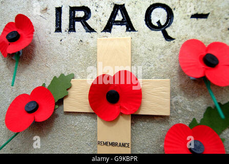 Mohnblumen auf dem East Bierley war Memorial in Bradford, West Yorkshire, das jetzt den Namen von Sergeant Ian Hickey trägt, einem lokalen Soldaten, der in Basra, Irak, getötet wurde.