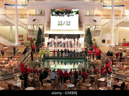 Mitarbeiter, Kunden und die Band der Heilsarmee nehmen an der zweiminütigen Silence im Trafford Centre, Manchester, Teil, um den Kriegstoten des Landes zu Tribut zu zollen. Stockfoto