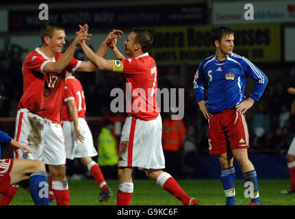 Fußball - Friendly International - Wales / Liechtenstein - Pferderennbahn. Craig Bellamy aus Wales (Mitte) feiert das Scoring mit Mark Jones während eines Friendly International auf dem Racecourse Ground, Wrexham. Stockfoto