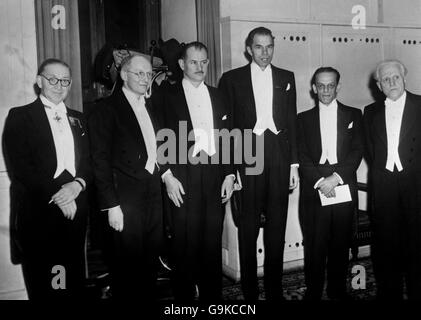 die nobelpreise für Physik, Chemie, Medizin und Literatur wurden in Stockholm an die Gewinner des schwedischen Königs Gustav verliehen. Das Bild zeigt: Nobelpreisträger von links nach rechts: Sir John Cockcroft, Dr. E.T Walton und die Herren McMillan, Seaborg, Theiler und Lagerkvist. Stockfoto