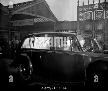 Das strahlende Gesicht der Princes Anne jubelt über ein düsteres London, als sie mit einer Welle mit ihrer Mutter, der Queen und ihrer Tante, Prinzessin Margaret, von der Euston Station auf die Rückkehr der königlichen Familie aus ihrem Urlaub in Balmoral in die Hauptstadt fährt. Stockfoto