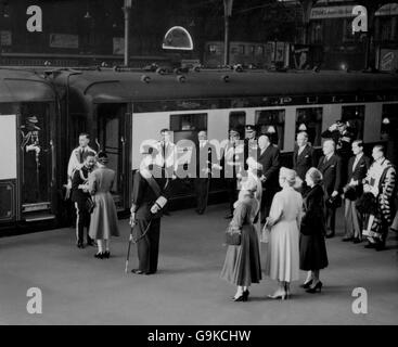 In Begleitung der Königin und des Herzogs von Edinburgh fuhren Kaiser Haile Selassie von Äthiopien und sein Sohn, der Herzog von Harar, zu Beginn ihres dreitägigen Staatsbesuchs nach Großbritannien in Prozession vom Bahnhof Victoria in London zum Buckingham Palace. Bildershow: Stehend mit der Königin ist der Herzog von Edinburgh und auf der rechten Seite die Damen der königlichen Familie - die Königin Mutter, Prinzessin Margaret, Prinzessin Royal und die Herzogin von Gloucester. Stockfoto