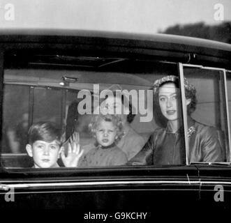 Prinz Charles und Prinzessin Anne erheben ihre Hände zum Gruß an die Menge und warten darauf, sie willkommen zu heißen, als sie mit ihrer Mutter, der Königin und Tante, Prinzessin Margaret, nach der Rückkehr der königlichen Familie aus dem Urlaub in Balmoral in den Buckingham Palace fuhren. Stockfoto