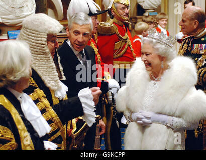 Die britische Königin Elizabeth II. Spricht mit Lord Chancellor Lord Falconer und dem Anführer des Unterhauses Jack Straw (Mitte) auf der Norman Porch nach der Eröffnung des Parlaments. Stockfoto