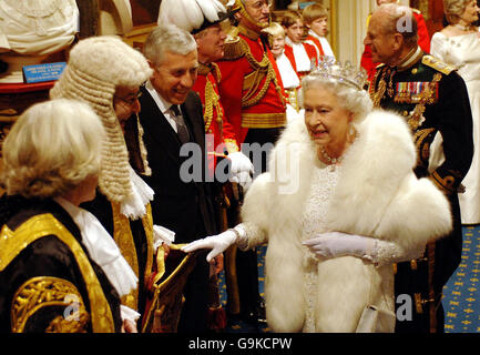 Die britische Königin Elizabeth II. Spricht mit Lord Chancellor Lord Falconer und dem Anführer des Unterhauses Jack Straw (Mitte) auf der Norman Porch nach der Eröffnung des Parlaments. Stockfoto