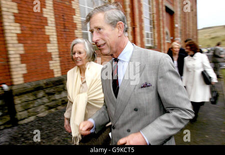 Der Prinz von Wales besucht das Engine House Community Project in Dowlais, Merthyr Tydfil, wo er sich die Aktivitäten im Zentrum ansah. Stockfoto