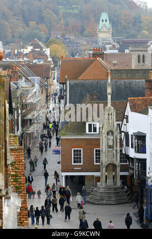Generisches Stockfoto der High Street im Zentrum von Winchester, Hampshire, aufgenommen vom Dach der historischen Stadt. Das Bild zeigt das City Cross in der Mitte, bekannt vor Ort als das Butterkreuz. Stockfoto