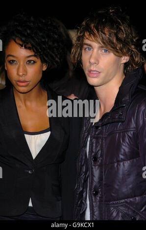 Razorlight-Frontmann Johnny Borrell und Sänger Corinne Bailey Rae kommen zur UK Music Hall of Fame 2006 im Alexandra Palace im Zentrum von London. Bilddatum: Dienstag, 14. November 2006. Bildnachweis sollte lauten: Joel Ryan/PA Stockfoto