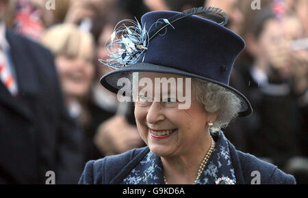Die britische Königin Elizabeth II. Lächelt, als sie am Samuel Whitbread Community College in Bedfordshire ankommt, um Mitarbeiter und Schüler zu treffen und offiziell ein neues College-Gebäude zu eröffnen. Stockfoto