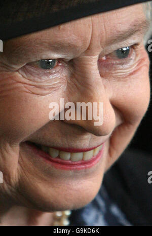 Die britische Königin Elizabeth II. Trifft am Samuel Whitbread Community College in Bedfordshire ein, um Mitarbeiter und Schüler zu treffen und offiziell ein neues College-Gebäude zu eröffnen. Stockfoto