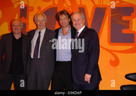 (Von links) Tony Wadsworth, CEO von EMI, Sir George Martin, The Fifth Beatle, Giles Martin und Paul Gambaccini bewerben das neue Beatles-Album „Love“ in den Abbey Road Studios in London. Stockfoto