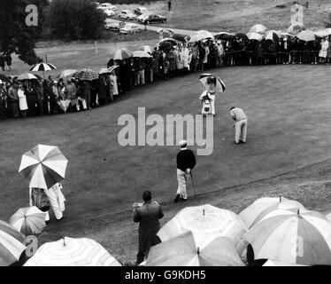 Golf - Piccadilly World Matchplay Championship - Wentworth. Neil Coles setzt das dritte Grün an Stockfoto