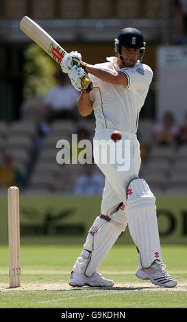 Der englische Paul Collingwood trifft sich am zweiten Tag ihres Tourmatches im Adelaide Oval, Adelaide, Australien. Stockfoto