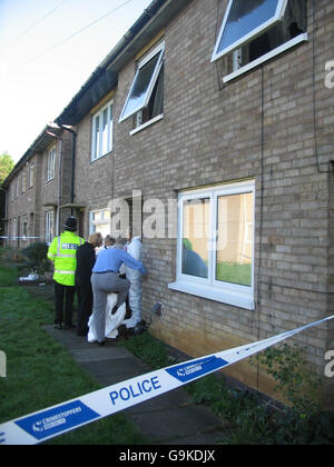 Forensik-Offiziere kümmern sich um die Nachwirkungen eines tragischen Feuers in Dupont Gardens, New Parks, Leicester. Drücken Sie Verbandsfoto. Bild Datum: Samstag, 18. November 2006. Die Polizei hat heute eine umfangreiche Untersuchung über den verdächtigen Tod einer Mutter und ihrer beiden Kinder nach einem Hausbrand eingeleitet. Die 27-jährige Frau, ihre fünfjährige Tochter und ihr dreijähriger Sohn wurden nach dem Brand tot aufgefunden. Siehe PA Geschichte POLIZEI Feuer. Bildnachweis sollte lesen: Matthew Cooper/PA Stockfoto