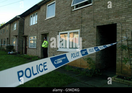 Ein Polizeibeamter kümmert sich um die Nachwirkungen eines tragischen Feuers in Dupont Gardens, New Parks, Leicester. Drücken Sie Verbandsfoto. Bild Datum: Samstag, 18. November 2006. Die Polizei hat heute eine umfangreiche Untersuchung über den verdächtigen Tod einer Mutter und ihrer zwei Kinder nach einem Hausbrand eingeleitet. Die 27-jährige Frau, ihre fünfjährige Tochter und ihr dreijähriger Sohn wurden nach dem Brand tot aufgefunden. Siehe PA Geschichte POLIZEI Feuer. Foto Kredit sollte lesen: Alex Hannam/PA Stockfoto