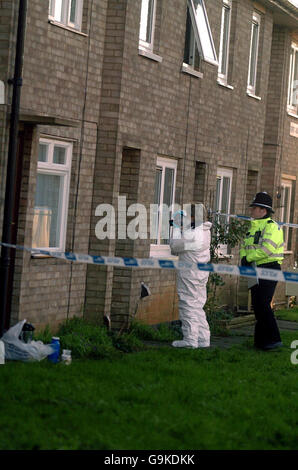 Ein Forensiker und ein Polizeibeamter kümmern sich um die Nachwirkungen eines tragischen Feuers in Dupont Gardens, New Parks, Leicester. Drücken Sie Verbandsfoto. Bild Datum: Samstag, 18. November 2006. Die Polizei hat heute eine umfangreiche Untersuchung über den verdächtigen Tod einer Mutter und ihrer zwei Kinder nach einem Hausbrand eingeleitet. Die 27-jährige Frau, ihre fünfjährige Tochter und ihr dreijähriger Sohn wurden nach dem Brand tot aufgefunden. Siehe PA Geschichte POLIZEI Feuer. Foto Kredit sollte lesen: Alex Hannam/PA Stockfoto