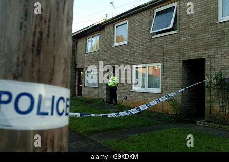 Ein Polizeibeamter kümmert sich um die Nachwirkungen eines tragischen Feuers in Dupont Gardens, New Parks, Leicester. Drücken Sie Verbandsfoto. Bild Datum: Samstag, 18. November 2006. Die Polizei hat heute eine umfangreiche Untersuchung über den verdächtigen Tod einer Mutter und ihrer zwei Kinder nach einem Hausbrand eingeleitet. Die 27-jährige Frau, ihre fünfjährige Tochter und ihr dreijähriger Sohn wurden nach dem Brand tot aufgefunden. Siehe PA Geschichte POLIZEI Feuer. Foto Kredit sollte lesen: Alex Hannam/PA Stockfoto