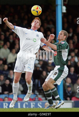 Matt Harrold von Southend und Marcel Seip von Plymouth während des Coca-Cola Championship-Spiels in Roots Hall, Southend-on-Sea. Stockfoto