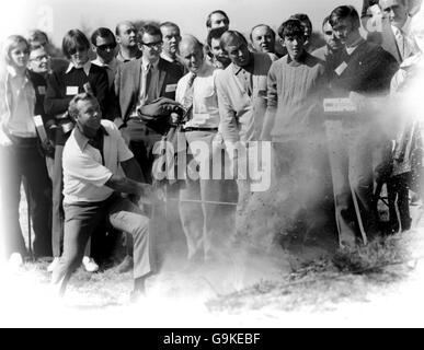 Golf - Piccadilly World Matchplay Championship - Wentworth. Arnold Palmer hackt sich aus einem Bunker Stockfoto