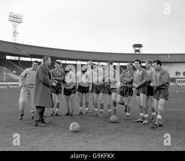 England Manager Walter Winterbottom (zweite l) spricht mit seinen Spielern: (l-r) Trainer Harold Shepherdson, Winterbottom, Freddie Hill, Jimmy Greaves, Jimmy Armfield, Don Howe, Brian Labone, Alan Peacock, Gerry Byrne, Mike O'Grady, Ron Flowers, John Connelly Stockfoto