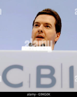 Der Schattenkanzler George Osborne spricht anstelle des konservativen Parteivorsitzenden David Cameron auf der jährlichen Konferenz der britischen Industrie (CBI) im Business Design Center im Norden Londons. Stockfoto