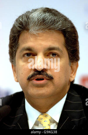 Anand Mahindra Vice-Chairman & Managing Director Mahindra & Mahindra India, spricht im Business Design Centre in Nord-London, wo heute die jährliche Konferenz des CBI eröffnet wird, an die CBI (Confederation of British Industry). Stockfoto