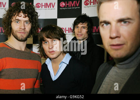 Mitglieder der Band 'Take That' (von links nach rechts:) Howard Donald, Mark Owen, Jason Orange und Gary Barlow am HMV, in der Oxford Street, für eine Unterzeichnung ihrer neuen cd Stockfoto