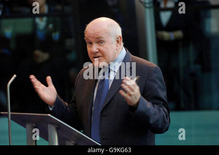 Innenminister John Reid spricht beim Start der Respect Your Life Not a Knife Kampagne im City Hall im Zentrum von London. Stockfoto