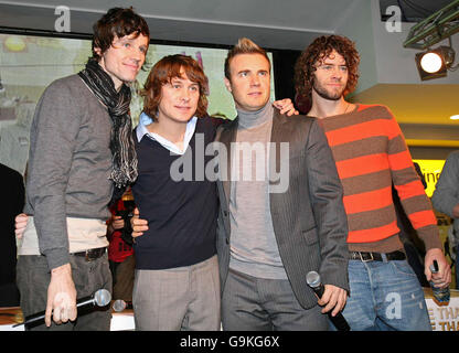 Mitglieder der Band 'Take That' (von links nach rechts:) Jason Orange Mark Owen, Gary Barlow und Howard Donald am HMV, in der Oxford Street, für eine Unterzeichnung ihrer neuen cd. Stockfoto