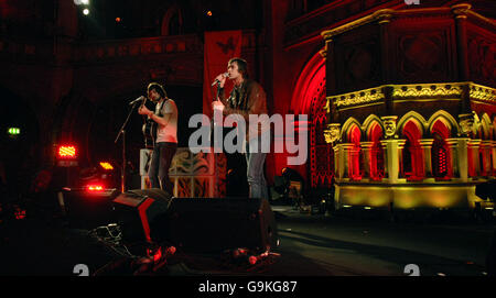 Kasabian treten im Rahmen der MENCAP Little Noise Sessions in der Union Chapel in Islington im Norden Londons auf. Stockfoto