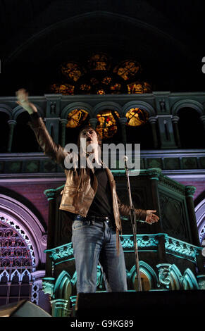 Kasabian treten im Rahmen der MENCAP Little Noise Sessions in der Union Chapel in Islington im Norden Londons auf. Stockfoto