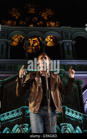 Kasabian treten im Rahmen der MENCAP Little Noise Sessions in der Union Chapel in Islington im Norden Londons auf. Stockfoto