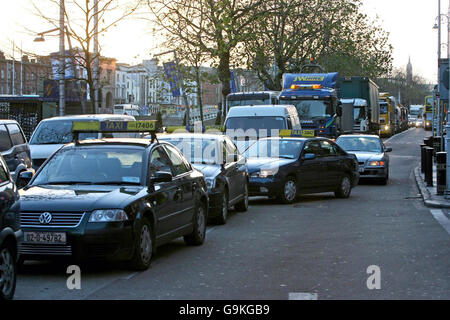 Ein Stau im Stadtzentrum von Dublin am ersten Tag der Operation Freeflow. Dutzende von Traffic gardai werden von 163 studentischen Beamten für die sechswöchige Anti-Gridlock-Initiative zu Weihnachten und Neujahr unterstützt werden. Stockfoto